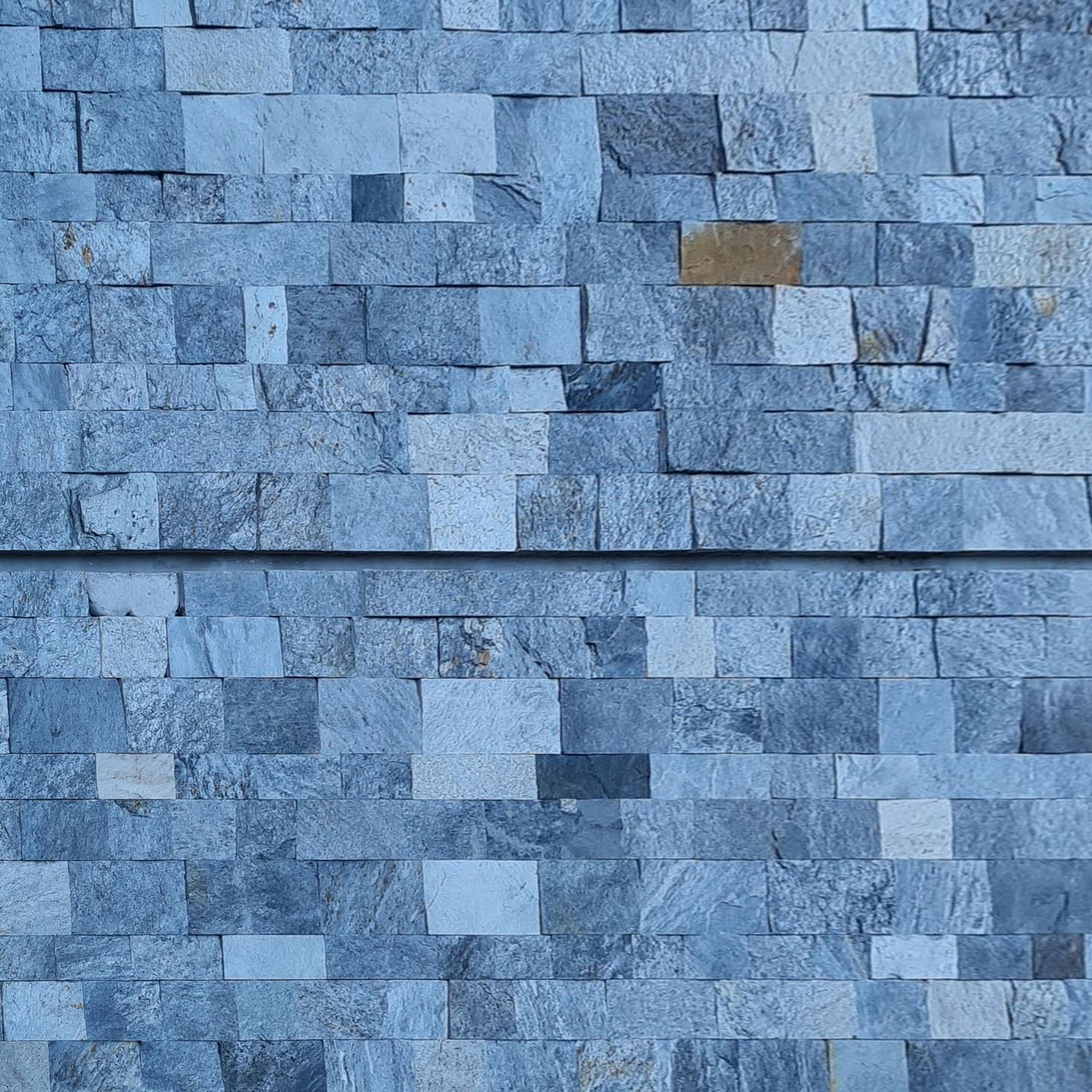 Wandverkleidung aus Naturstein Platten in der Farbe Grau, dunkel